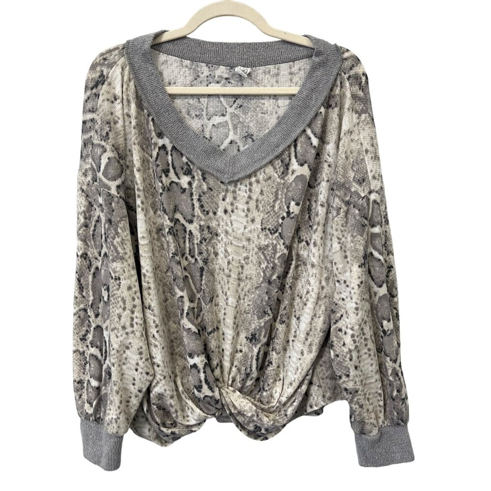Cute Cage Womens Knit Top Size Medium Animal Print Snakeskin Long Sleeve Casual